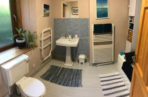 uma casa de banho com um lavatório e um WC em Gowan Bank em Gourdon