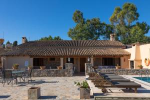 波延薩的住宿－Buccara Casa Ca'n Daniel II，一座带游泳池和桌椅的房子