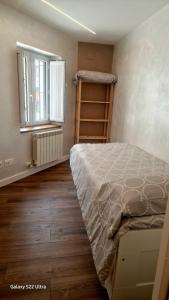 a bedroom with a bed and a wooden floor at Ventana a Santa María in Burgos