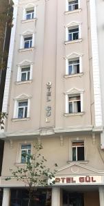 um edifício branco alto com um cartaz em Gul Hotel em Istambul