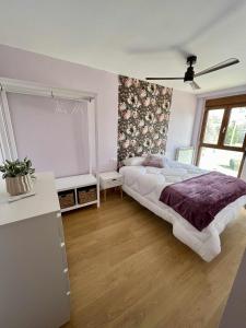 Un dormitorio con una cama grande y una ventana. en Almamater salamanca, en Salamanca