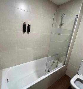 Un baño con bañera blanca y un inodoro. en Almamater salamanca, en Salamanca 36 fotos más