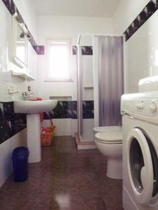 レウカにあるVilletta ristola s m di leucaのバスルーム(トイレ、洗面台、洗濯機付)