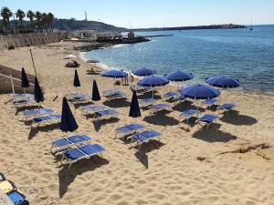 レウカにあるVilletta ristola s m di leucaの浜辺の椅子・傘