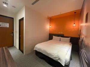 Кровать или кровати в номере 凝萃文旅台中車站店 NCH - NingCui Business Hotel