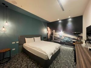 een slaapkamer met een groot bed en een muur bij 凝萃文旅台中車站店 NCH - NingCui Business Hotel in Taichung