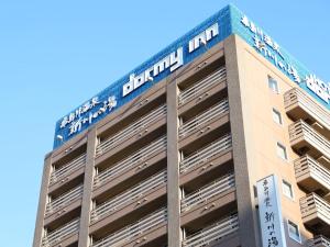 um edifício com um sinal em cima em Dormy Inn Tokyo Hatchobori Hot Spring em Tóquio