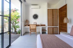 En eller flere senge i et værelse på The Young Villas - Uluwatu + 230 billeder