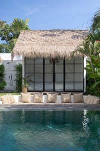 Swimmingpoolen hos eller tæt på The Young Villas - Uluwatu