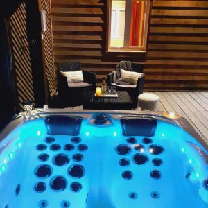 Imagen de la galería de Chalet Cèdre - Les Chalets de Barruérot - Spa jacuzzi privatif, en Peyrusse-Grande