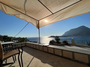 - un balcon avec vue sur l'océan dans l'établissement Panos Renos Studio, a cozy home by the beach!, à Kalymnos