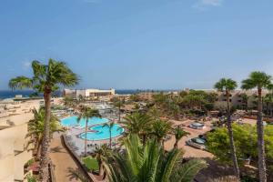 una vista aérea de un complejo con palmeras y piscinas en Barceló Lanzarote Active Resort, en Costa Teguise