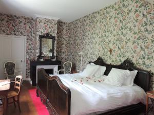 - une chambre avec un grand lit et du papier peint floral dans l'établissement Le Domaine de Mestré, The Originals Relais (Relais du Silence), à Fontevraud-l'Abbaye