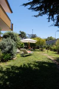 a yard with a chair and an umbrella at tulipano rosso in Bari