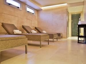 uma sala de espera com sofás e uma lareira em Palladio Hotel Buenos Aires - MGallery em Buenos Aires