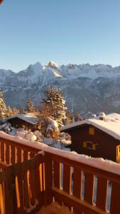 FlumserbergにあるChalet Gauschla - CharmingStayのデッキから雪山の景色を望む