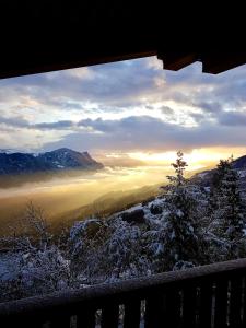 FlumserbergにあるChalet Gauschla - CharmingStayのバルコニーから雪に覆われた渓谷の景色を望めます。