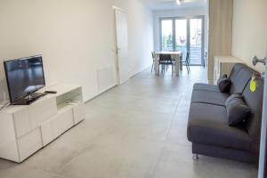 TV a/nebo společenská místnost v ubytování SE029 - Mondolfo, nuovo trilocale con balcone ed a/c