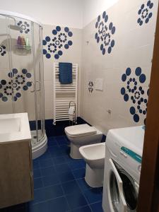 La salle de bains est pourvue de 2 toilettes, d'une douche et d'un lave-linge. dans l'établissement Casa degli Orti, à Rome