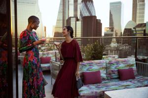 Deux femmes debout au sommet d'un bâtiment dans l'établissement Canopy by Hilton London City, à Londres