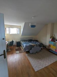 1 dormitorio con cama, escritorio y ventana en Maison proche base nautique JO 2024 et Disneyland Paris, en Vaires-sur-Marne