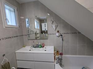 y baño con lavabo y bañera. en Maison proche base nautique JO 2024 et Disneyland Paris, en Vaires-sur-Marne