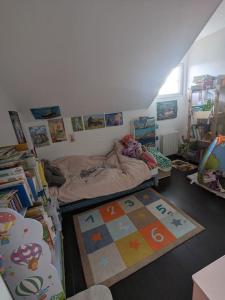 Dormitorio pequeño con cama y alfombra en Maison proche base nautique JO 2024 et Disneyland Paris, en Vaires-sur-Marne