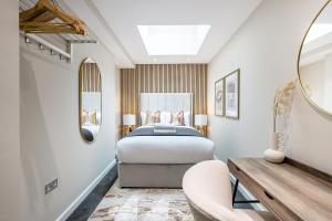 um quarto com uma cama, um sofá e um espelho em Host & Stay - Halifax House Living em Liverpool