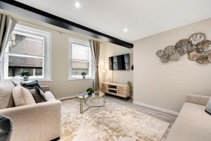 uma sala de estar com um sofá e uma mesa em Host & Stay - Halifax House Living em Liverpool