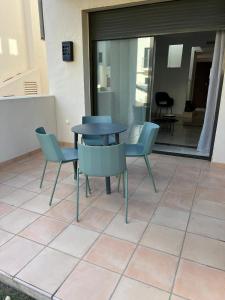 una mesa y sillas en un patio en Moderno y acogedor adosado en Roda Golf Resort, en Roda