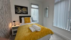 A bed or beds in a room at Snug apartment in the heart of Castleford