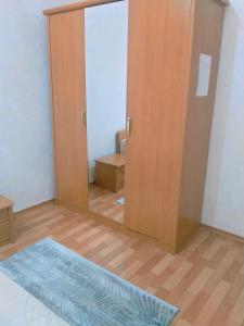 eine offene Tür in einem Zimmer mit Spiegel in der Unterkunft Caspian breeze in Aqtau