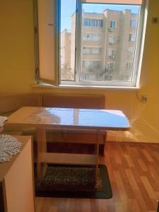 einen Tisch vor einem Fenster in einem Zimmer in der Unterkunft Caspian breeze in Aqtau