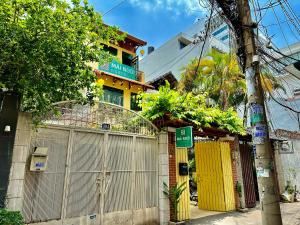 um edifício com um portão em frente a uma garagem em Mái Ngói Hostel em Cidade de Ho Chi Minh