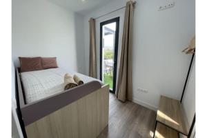 マラガにあるVilla Marietoのベッドと大きな窓のある寝室 +16枚の写真