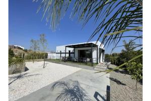 マラガにあるVilla Marietoの歩道上の屋根付き建物