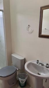 Et badeværelse på Bella praia bloco E 42 + 8 billeder