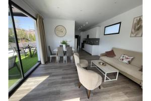 マラガにあるVilla Marietoのソファとテーブルのあるリビングルーム