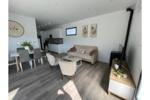 マラガにあるVilla Marietoのソファとテーブルのあるリビングルーム