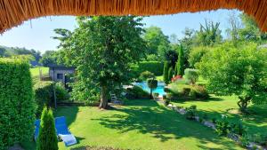 uitzicht op een tuin vanaf een dak bij LA GRIOTTE 3 LOFT & Spa in Pennedepie