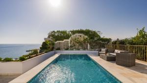 マルベーリャにあるSky Villaの海の景色を望むスイミングプール