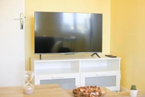 En tv och/eller ett underhållningssystem på Appartement sans vis-à-vis proche du centre-ville