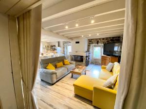 Ruang duduk di GITE DE GROUPE 160m2, 15p, salle de reception, jardin, terrasse +32 gambar