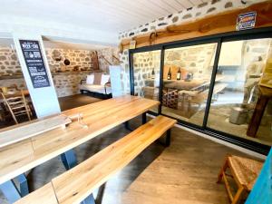 Ruang duduk di GITE DE GROUPE 160m2, 15p, salle de reception, jardin, terrasse