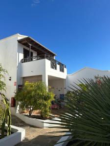 una casa bianca con delle piante davanti di Casa Tranquila a Playa Honda