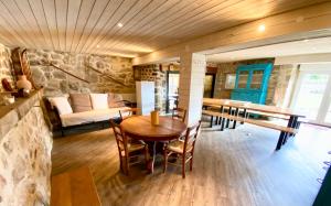 Ruang duduk di GITE DE GROUPE 160m2, 15p, salle de reception, jardin, terrasse