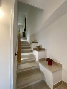 una scala in una casa con pareti bianche di B & B IL VICOLETTO a Pontecorvo