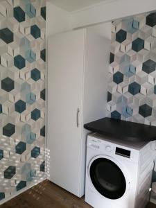 eine Waschküche mit Waschmaschine und Trockner in der Unterkunft Appartdom in Angoulême