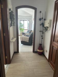 un corridoio che conduce a un soggiorno con divano di Casa Tranquila a Playa Honda