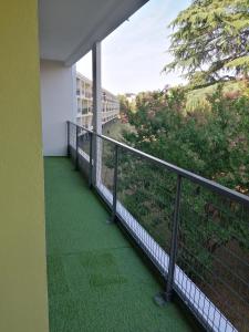 einen Balkon mit Grünboden auf einem Gebäude in der Unterkunft Appartdom in Angoulême